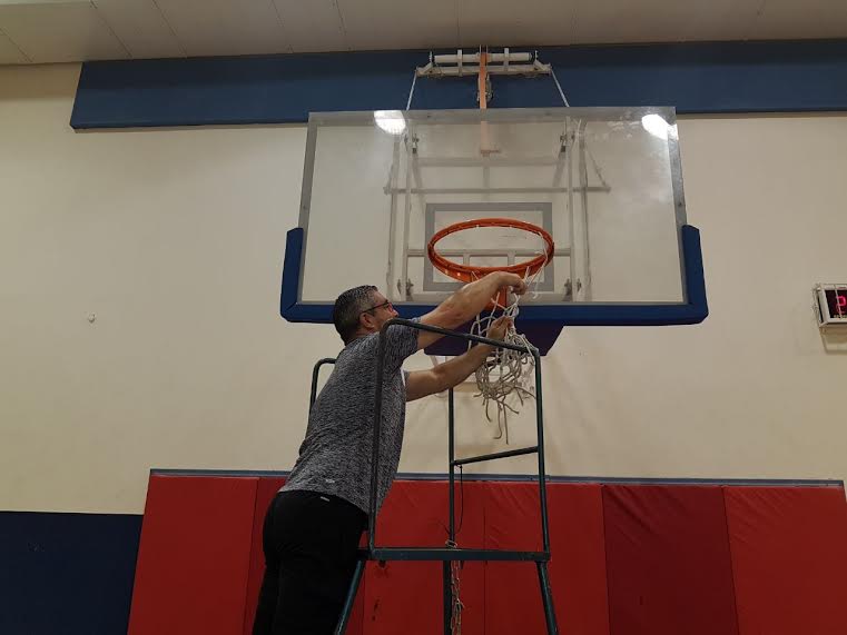 זיו הייניק גוזר רשת. 